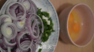 私家洋葱煎蛋饼的做法步骤：1