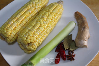 腔骨炖玉米的做法步骤：1