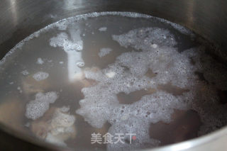 腔骨炖玉米的做法步骤：2