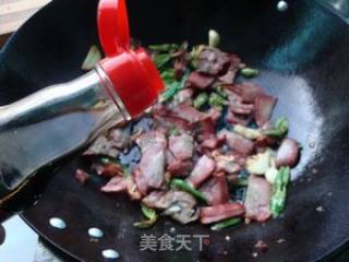 尖椒炒卤猪舌的做法步骤：6