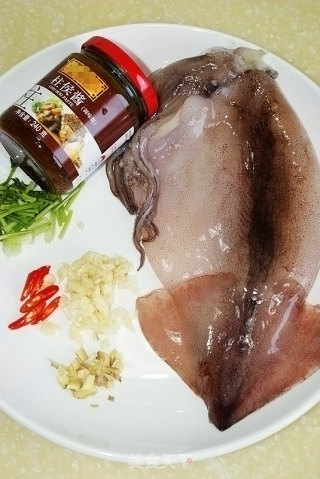柱候酱爆鱿鱼花的做法步骤：1