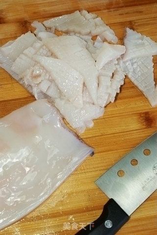 柱候酱爆鱿鱼花的做法步骤：2