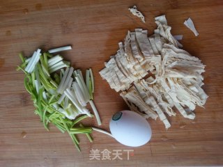 蒜苗炒鸡蛋的做法步骤：1