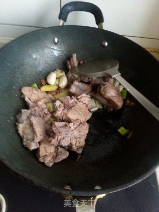 土豆榛蘑炖排骨的做法步骤：5