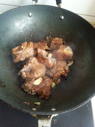 土豆榛蘑炖排骨的做法步骤：6