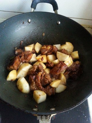 土豆榛蘑炖排骨的做法步骤：7