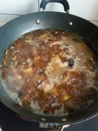 土豆榛蘑炖排骨的做法步骤：9