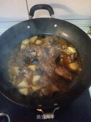 土豆榛蘑炖排骨的做法步骤：10