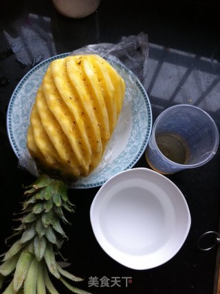 鲜榨菠萝汁的做法步骤：1