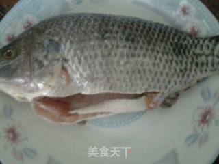 家常烧鱼的做法步骤：1