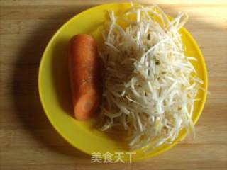 绿豆芽炒胡萝卜的做法步骤：1