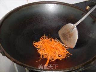 绿豆芽炒胡萝卜的做法步骤：3