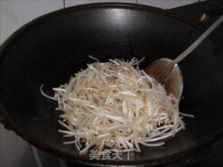 绿豆芽炒胡萝卜的做法步骤：4