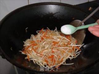 绿豆芽炒胡萝卜的做法步骤：5