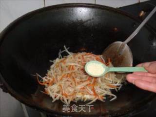 绿豆芽炒胡萝卜的做法步骤：6
