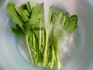 香菇素鸡炒油菜蕻的做法步骤：2
