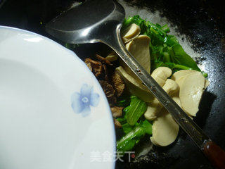 香菇素鸡炒油菜蕻的做法步骤：6