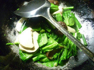 香菇素鸡炒油菜蕻的做法步骤：7