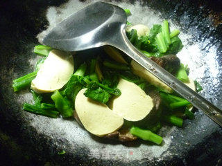 香菇素鸡炒油菜蕻的做法步骤：10