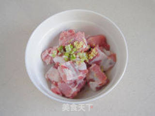 【排骨蒸豌豆】--- 从小吃到大的家乡菜的做法步骤：2