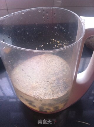 黑豆大米豆浆的做法步骤：3