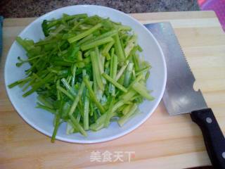芹菜炒肉片的做法步骤：2
