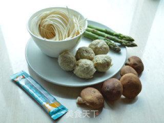 香菇鸡汤面的做法步骤：1