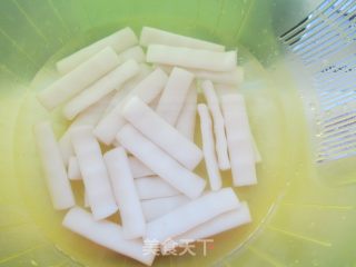 酸甜的茄汁炒年糕的做法步骤：3