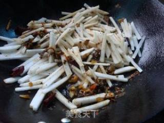 腌菜炒萝卜的做法步骤：5