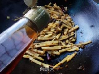 腌菜炒萝卜的做法步骤：7
