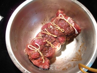 烤五香猪臀肉的做法步骤：4