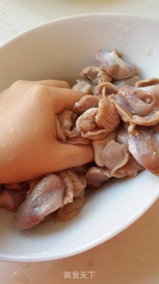 凉拌芹香鸡珍的做法步骤：2