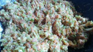 紫色斑斓～猪肉芹菜胡萝卜水饺的做法步骤：1