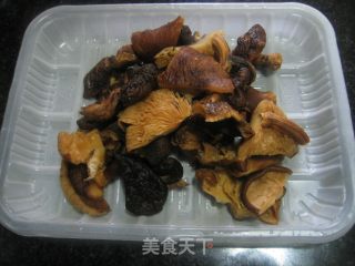 香菇烧排骨的做法步骤：2