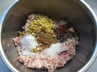 蒸腐皮肉卷的做法步骤：1