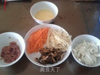 酸辣汤的做法步骤：1