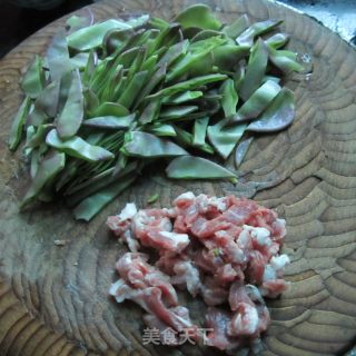 峨眉豆炒肉的做法步骤：2