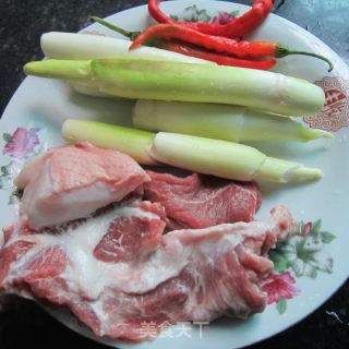 蒿笋炒肉的做法步骤：1