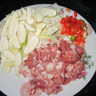 蒿笋炒肉的做法步骤：2