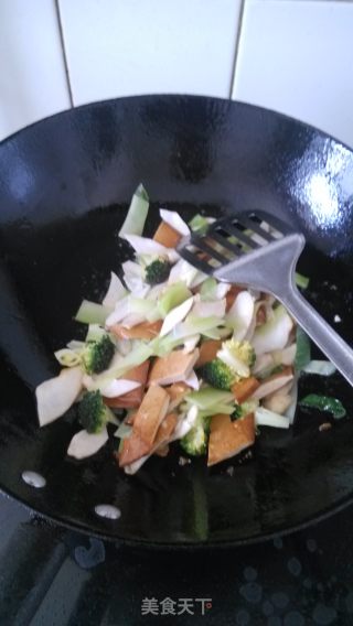 杏鲍菇炒香干的做法步骤：4