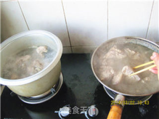 胡萝卜炖猪尾骨的做法步骤：3