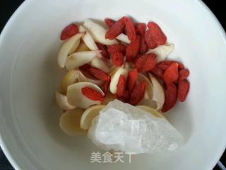 桃胶枸杞养颜羹的做法步骤：3