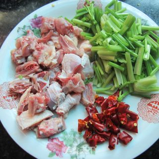 芹菜鸡丁的做法步骤：1