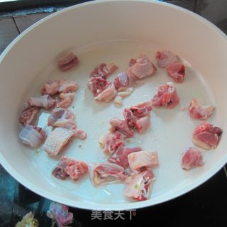 芹菜鸡丁的做法步骤：2