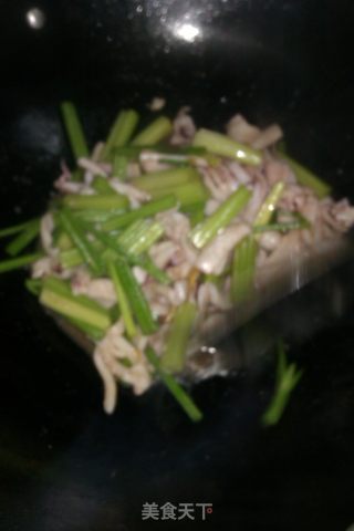 鱿鱼烧芹菜的做法步骤：7
