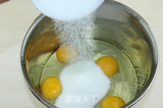 海绵蛋糕——慕斯蛋糕的必备搭配的做法步骤：1