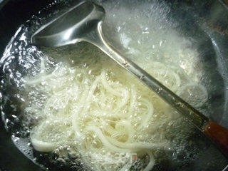 里脊肉海带炒乌冬面的做法步骤：2