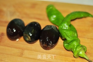 青椒皮蛋的做法步骤：1