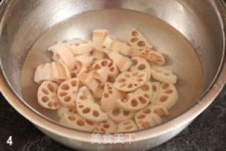 补钙养颜正当时--鲜藕红枣排骨汤的做法步骤：4
