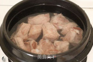 补钙养颜正当时--鲜藕红枣排骨汤的做法步骤：6
